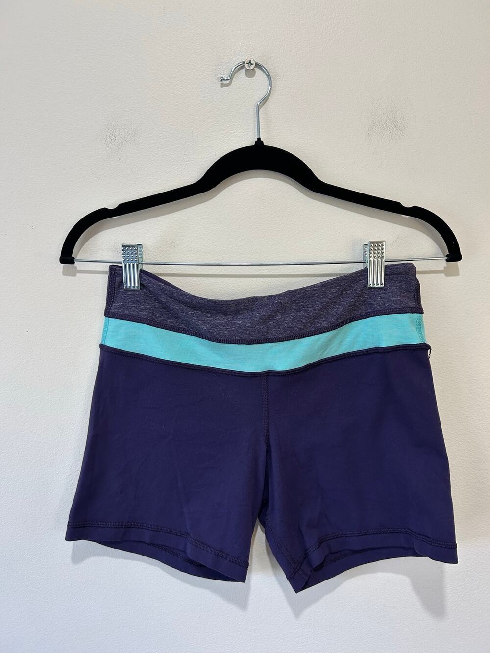 Lululemon Reverse Groove Shorts womens 6 in dense purple colorblock biker